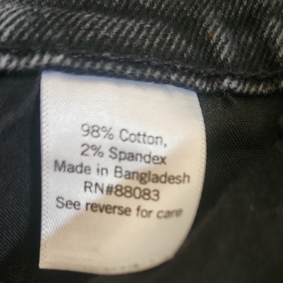 SO High Rise Curvy Mom Jean Shorts Size 11/30 Black Distressed Cutoff - Picture 6 of 7